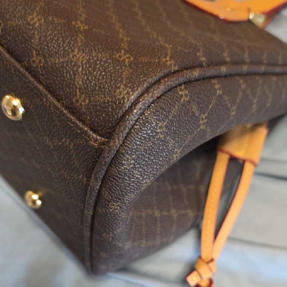 Rioni Signature East-West Shoulder Bag - Picture 10 of 16